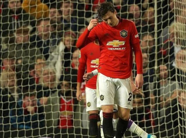  曼联防线集体迷失,三中卫体系遭纽卡打穿