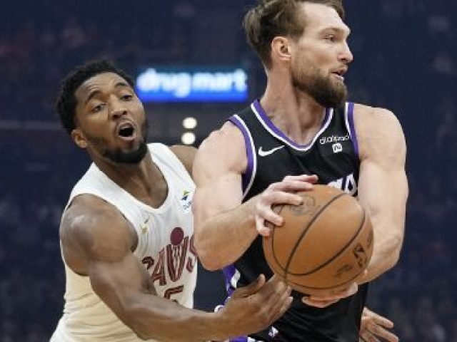  米切尔三分雨来袭骑士主场大胜尼克斯