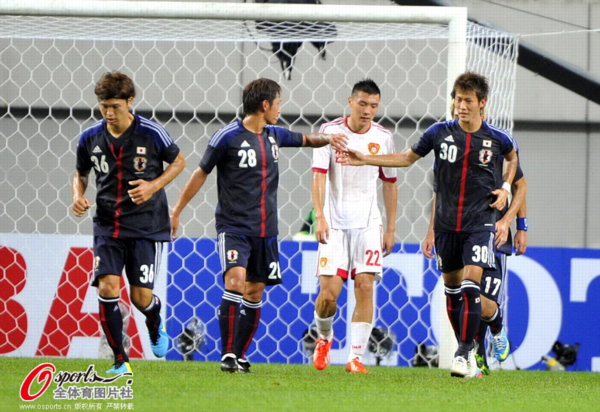 尤文后防线失误连连,三分钟内连丢两球